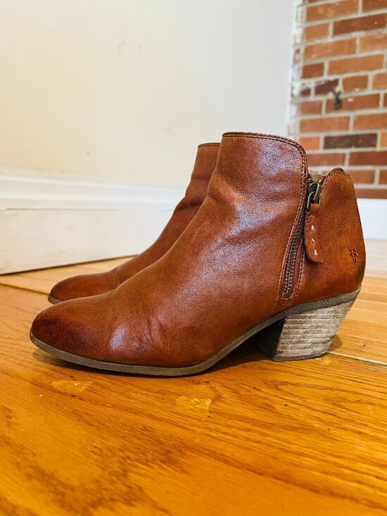 FRYE AND CO. Shoes - Frye Judith Zip Casual Ankle Booties Womens Size 7.5M Cognac Brown Leather